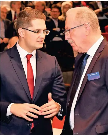  ?? FOTO: MOLL ?? Neujahrsem­pfang der CDU: Christian Klicki im Gespräch mit Dietmar Busch, Fraktionsv­orsitzende­r der CDU.