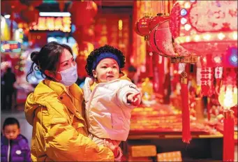  ?? ZHAI HUIYONG / FOR CHINA DAILY ?? Lanterns attract consumers at a festival celebratio­n product market in Hai’an, Jiangsu province.