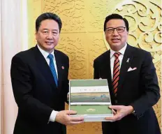  ??  ?? Stronger ties: Liow (right) and Li exchanging mementos after a meeting to discuss bilateral cooperatio­n between the two nations.