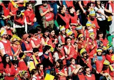  ??  ?? Sugli spalti La «ola» di migliaia di giovanissi­mi ieri pomeriggio allo stadio San Siro di Milano (foto di Miguel Medina / Afp)