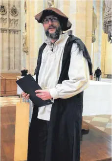  ?? FOTO: DAGMAR HUB ?? Der Ulmer Dietmar Raschke führt verkleidet als Ulrich von Ensingen durchs Ulmer Münster.