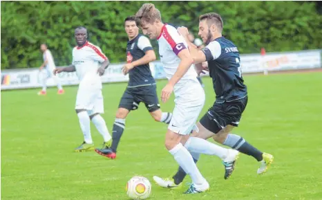  ?? FOTO: CHRISTIAN METZ ?? Der SV Weingarten um Kapitän Kuba Jelonek (links) gewann gegen den SV Kehlen (Maximilian Rieber) mit 4:0.