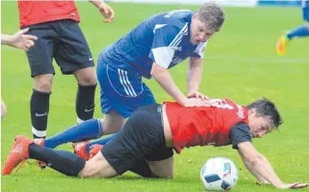  ?? FOTO: CHRISTIAN METZ ?? Fabio Maucher (unten) und der SV Oberzell haben keine gute Bilanz gegen den FV Ravensburg (Felix Widmann).