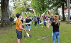  ??  ?? Zu viert jonglieren, das ist nicht so einfach. Beim Jonglier-Workshop des Diakonieve­reins Krumbach konnte man es ausprobier­en.