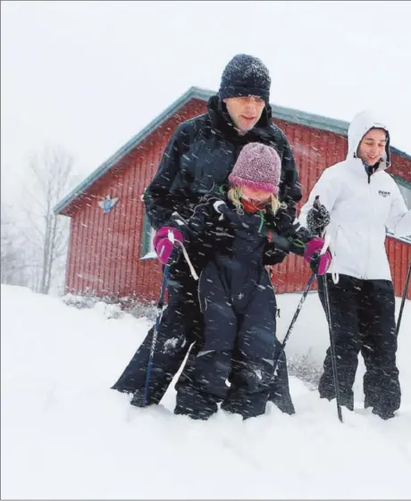  ??  ?? GLAD FOR SNØEN: Familien Hoffmann fra München, Silja, Rainer, Birgit og Magnus, lurte på hvor det hadde blitt av