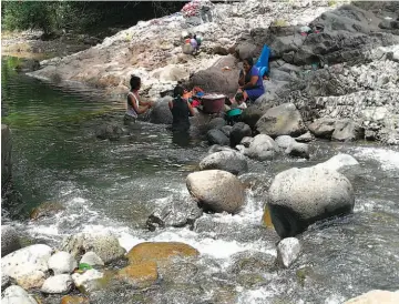  ??  ?? Obra. Los habitantes del cantón El Pedernal, de Chilanga, en Morazán, solicitan una pasarela sobre un tramo del río San Francisco, ya que ellos lo cruzan a pie.