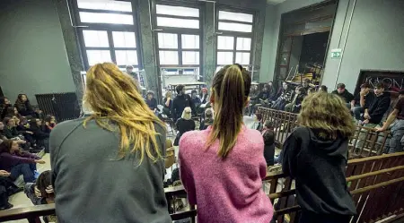  ??  ?? Discussion­e All’interno del liceo Virgilio (ieri mattina, foto LaPresse) l’assemblea degli studenti per decidere i passi della protesta