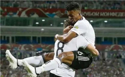  ??  ?? Komm in meine Arme, Junge! Doppeltors­chütze Leon Goretzka (l.) wird von Benjamin Henrichs gedrückt, der unerwartet in der deutschen Startelf für das Halbfinale stand. Foto: Thanassis Stavrakis