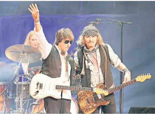  ?? FOTO: RAPH POUR-HASHEMI/DPA ?? Johnny Depp (r.) Ende Mai auf der Bühne mit Jeff Beck in London.