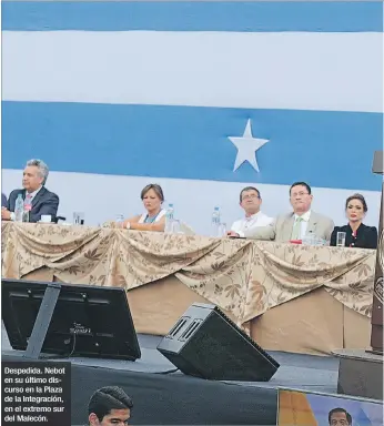  ??  ?? Despedida. Nebot en su último discurso en la Plaza de la Integració­n, en el extremo sur del Malecón.