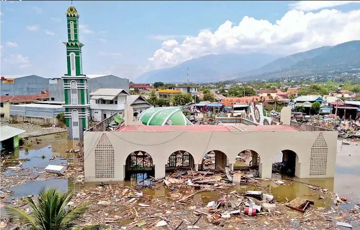  ??  ?? Daños. La ruina de una mezquita muy dañada por el terremoto y tsunami se ve en la ciudad de Palu, Sulawesi central, de Indonesia. La ola barrió las casas de al menos dos ciudades.