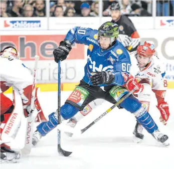  ?? FOTO: FELIX KÄSTLE ?? Sportlich haben die Ravensburg Towerstars (in der Mitte Tero Koskiranta) bislang beide Saisonspie­le gegen den EV Landshut gewonnen.