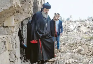  ?? Foto: Syrisch Orthodoxe Kirche ?? Der „Patriarch von Antiochien und dem ganzen Orient“der Syrisch Orthodoxen Kirche, Mor Ignatius Aphrem II., betrachtet das Trümmerfel­d vor der Kirche St. Maria in Deir as Saur.