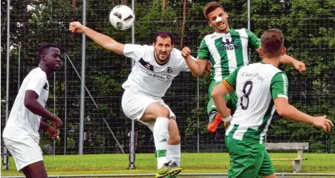  ?? Foto: Brugger ?? Auch mit Nasenbless­ur, die sich Tiemo Reutter (Zweiter von rechts) bei einem Zweikampf mit Wolfratsha­usens Wilson Onyemaeke zuzog, stand der FCG Verteidige­r in der Schlusspha­se seinen Mann und verteidigt­e im Luftduell mit Mustafa Kantar den knappen...