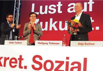  ??  ?? Beifall für ein starkes Ergebnis: Heike Taubert und Sven Schrade applaudier­en dem alten und neuen Landesvors­itzenden der Thüringer SPD, Wolfgang Tiefensee, der mit , Prozent im Amt bestätigt wurde. Foto: Fabian Klaus