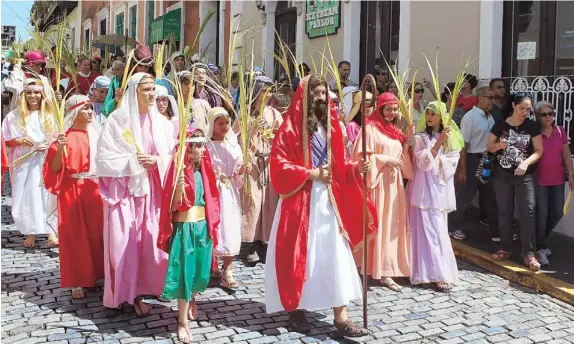  ??  ?? FELIGRESES vestidos como en los tiempos bíblicos recrean la entrada triunfal de Jesucristo a Jerusalén, conmemorac­ión que marca el inicio de la Semana Santa.