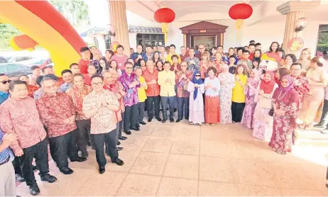  ?? ?? Abang Johari (front, eighth right) and Juma’ani, on his le , join other guests in a photo-call taken during the Chinese New Year open house hosted by Lee (on the Premier’s right) and his wife Datin Sri Christina Kong (front, sixth right).