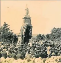  ??  ?? Te Arawa Soldiers’ Memorial unveiling, 1927.