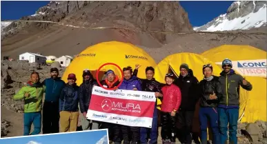  ?? FOTOS: GZA. MIURA ?? LISTO.Miura y su hijo Gota en la base del Aconcagua (arr.). A los 80, subió el Everest (izq.) y entrenando para venir a la Argentina (der.).