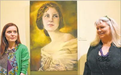  ?? DESIREE ANSTEY/JOURNAL PIONEER ?? Nikki Gallant, left, stands beside her vintage-styled portrait painted by artist Bernadette Kernaghan, right.