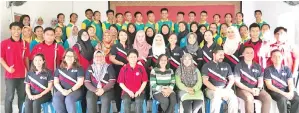  ??  ?? BARISAN pelajar Sarjana Pendidikan UMS merakamkan gambar kenangan bersama Sopiah, guru sekolah serta para pelajar SMK Sindumin.