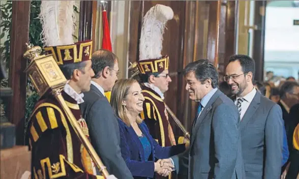  ?? DANI DUCH ?? Javier Fernández y Antonio Hernando saludando a la presidenta del Congreso en la recepción del día de la Constituci­ón