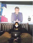  ?? FOTO: IMAGO IMAGES ?? Eine junge Französin verfolgt daheim Macrons Rede.