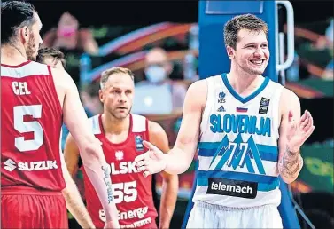  ??  ?? Luka Doncic, sonriente, en el partido que jugó Eslovenia contra Polonia ayer.