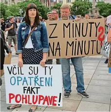  ??  ?? Z minuty na minutu
Lidem v Ostravě podle demonstran­tů vadí zejména způsob, jakým byla opatření zavedena. Dověděli se o nich ve chvíli, kdy začala platit.