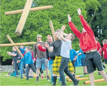  ?? Picture by Kim Cessford. ?? POWER PLAY: P7 pupils toss the caber at Glamis Castle.