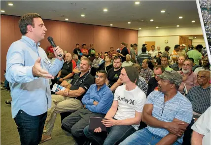  ?? PHOTOS: DOMINICO ZAPATA/STUFF ?? Uber New Zealand general manager Richard Menzies addresses prospectiv­e Uber drivers at a meeting Hamilton hotel on Monday night.