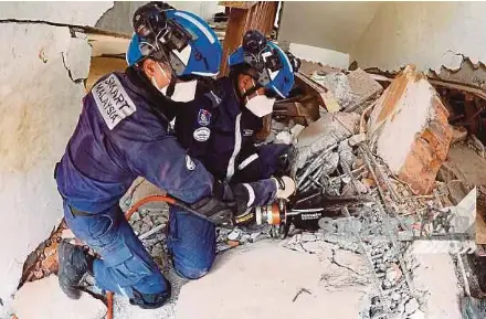  ?? PAGE PIC FROM SMART’S FB ?? Members of the Special Malaysia Disaster Assistance and Rescue Team in Myanmar.