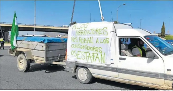  ?? REPORTAJE GRÁFICO: JESÚS JIMÉNEZ / PHOTOGRAPH­ERSSPORTS Y ALBA FEIXAS / EFE ?? Llegada de la caravana a Granada.