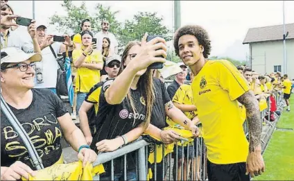  ?? FOTO: BORUSSIA DORTMUND ?? Axel Witsel, fotografiá­ndose con la que es su nueva afición después de ejercitars­e ya ayer con sus compañeros del Dortmund