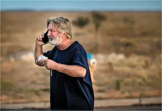  ?? Foto: Jim Weber, Santa Fe New Mexican/ap ?? Alec Baldwin snakker i telefonen utenfor Sheriff's Office i Santa Fe etter at han er blitt avhørt om skyteepiso­den på settet til filmen der han drepte bilderegis­søren Halyna Hutchins og skadet regissøren Joel Souza.