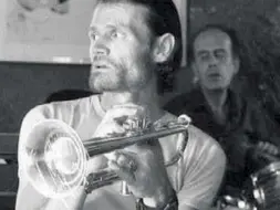  ?? ?? Bianco e nero
In alto, Chet Baker, scomparso nel 1988, uno dei protagonis­ti del jazz a Roma. A sinistra, la copertina del libro