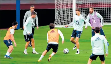  ??  ?? ENTRENO. La roja afinó la táctica a emplear hoy con un intenso entrenamie­nto en el estadio La Cartuja.