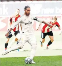  ??  ?? Sergio Ramos marcó así el gol 499.