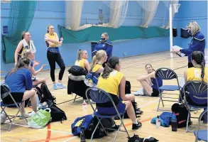  ?? PICTURE: Matchtight ?? Team Bath Netball U19 head coach Natalie Roddy (right) and U21 head coach Nikki Lloyd (centre) sharing advice with some of their players during a practice match at the University of Bath Founders Hall