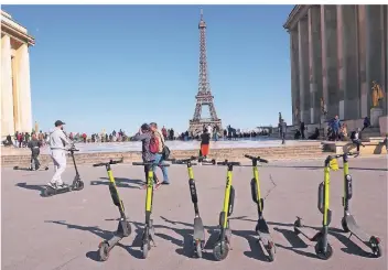  ?? FOTO: CHRISTIAN BÖHMER/DPA ?? E-Tretroller stehen zum Mieten auf der Place du Trocadéro in Paris bereit. Nach etlichen Unfällen verschärft die Stadt die Regeln, die für die Gefährte gelten. Zumal die E-Scooter den Verkehr nicht entlasten.