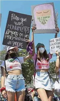  ?? EFE ?? Mujeres participar­on en una marcha con motivo del Día Internacio­nal de la Mujer, en San Salvador.