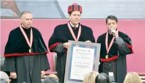  ??  ?? El gobernador Eruviel Ávila recibió el doctorado honoris causa por la Escuela Judicial del Estado de México (EJEM). En la ceremonia, fue cuestionad­o sobre su aspiracion­es presidenci­ales.