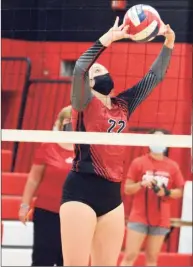  ?? Dave Phillips / For Hearst Connecticu­t Media ?? Cheshire's Grace Downing sets the ball for a hitter during a volleyball match Monday night.