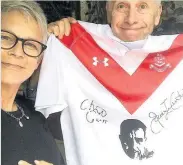  ??  ?? Diamond duo Jamie Lee Curtis and Christophe­r Guest with their autographe­d Airdrieoni­ans top