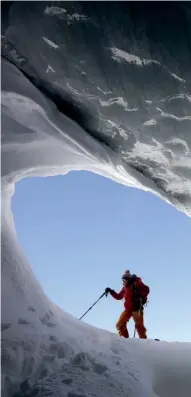  ??  ?? CAMINANDO POR JAMTALFERN­ER
La glacióloga Andrea Fischer camina por el glaciar Jamtalfern­er, cerca de Galtur, Austria.