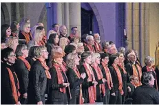  ?? RP-FOTO: JÖRG KNAPPE ?? Der gut 60-köpfige Chor Joyful Voices gestaltete die traditonel­le „Abendmusik“etwas weniger traditione­ll.