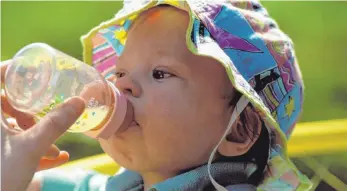  ?? FOTO: IMAGO ?? Bei der Kontrolle von Babylebens­mitteln hinke Deutschlan­d hinterher, kritisiert Foodwatch.
