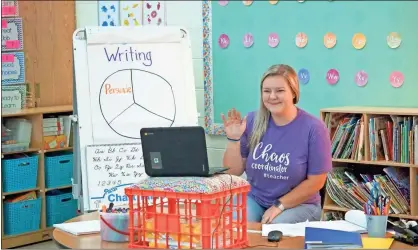  ?? Floyd County Schools ?? Glenwood Primary kindergart­en teacher Erin McDaniel teaches writing for Floyd County Schools virtual academy kindergart­en students.