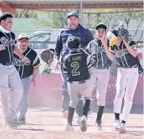  ?? ?? ▮
Festejan a lo grande título obtenido en beisbol juvenil.