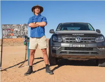  ?? PHOTOS: CONTRIBUTE­D ?? DESERT BADGER: Former footballer Nick Cummins on his recent outback trek in his Volkswagen Amarok.